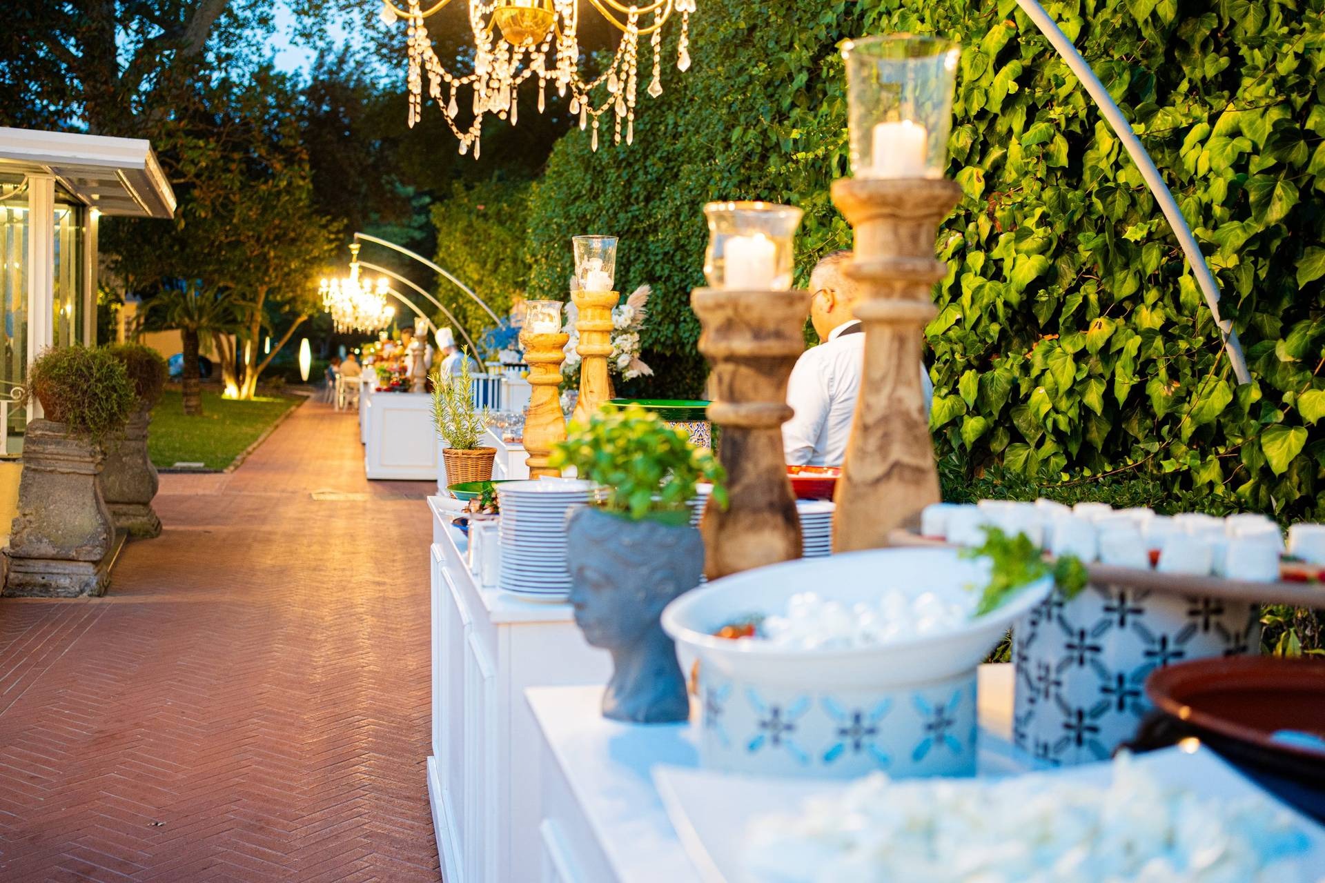 Buffet serale con candelabri e dettagli in legno