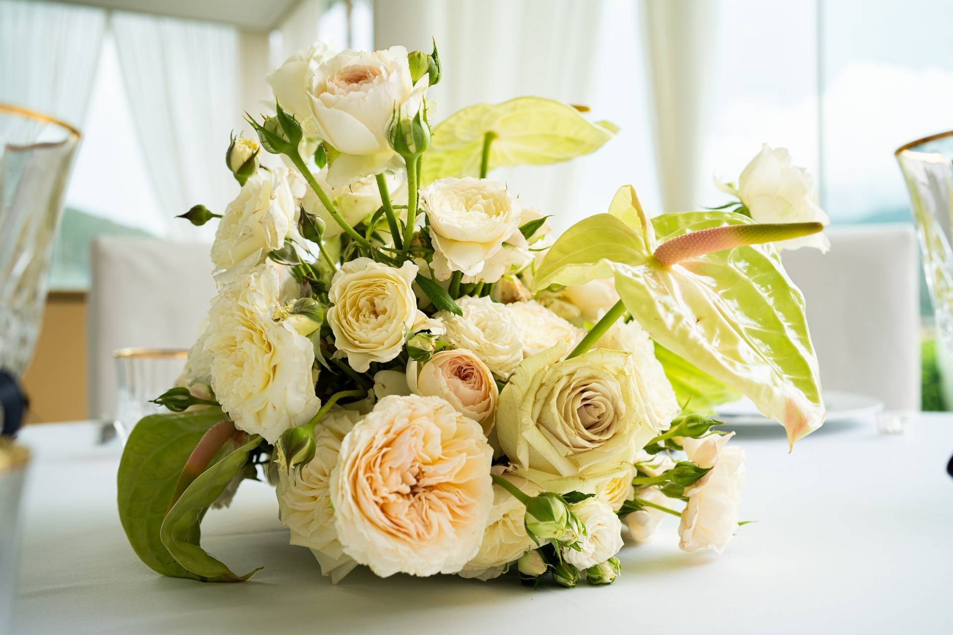 Centrotavola con rose inglesi e anthurium verde