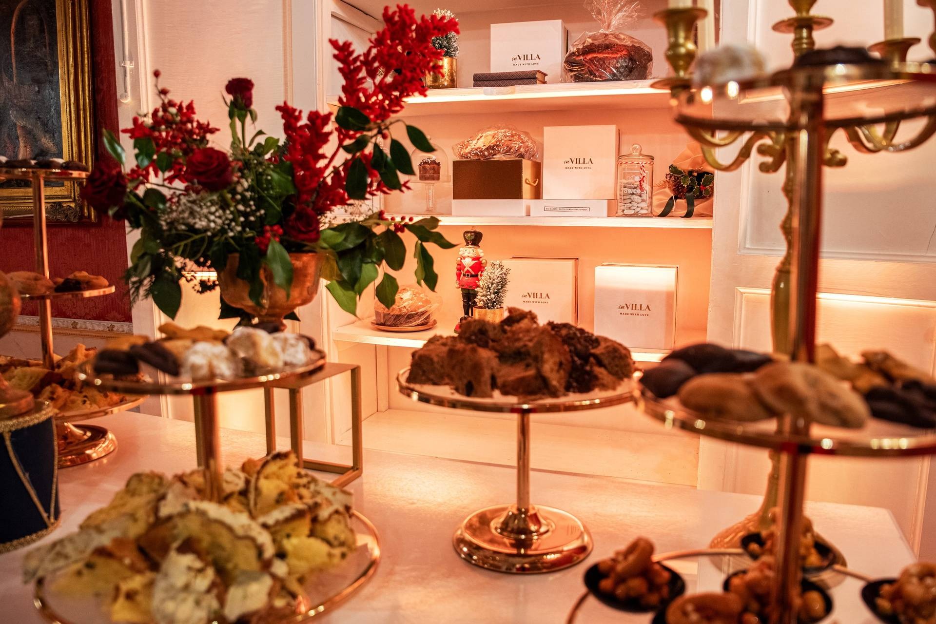 Confettata natalizia con alzatine dorate e biscotti