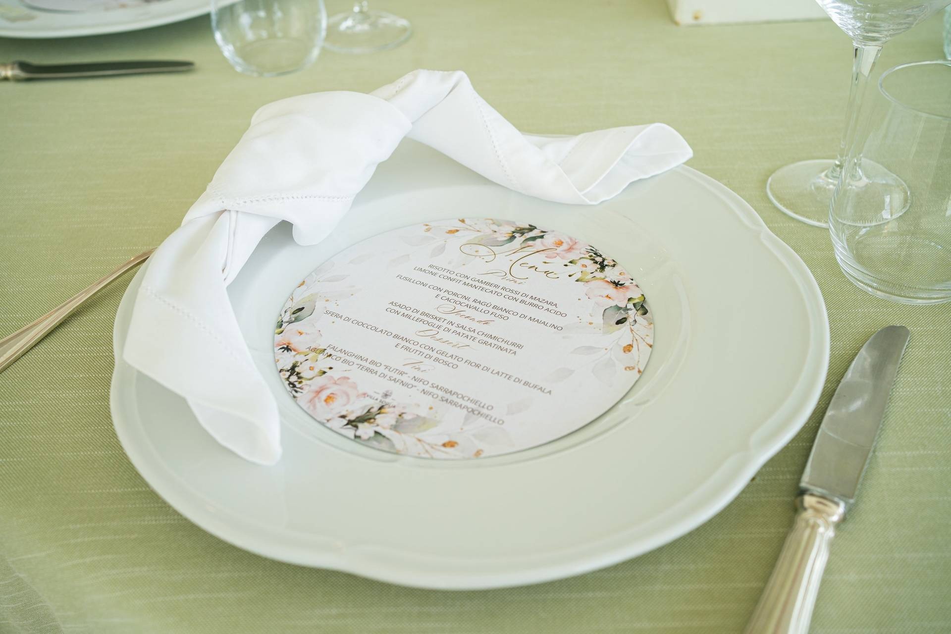 Menu con grafica floreale in mise en place