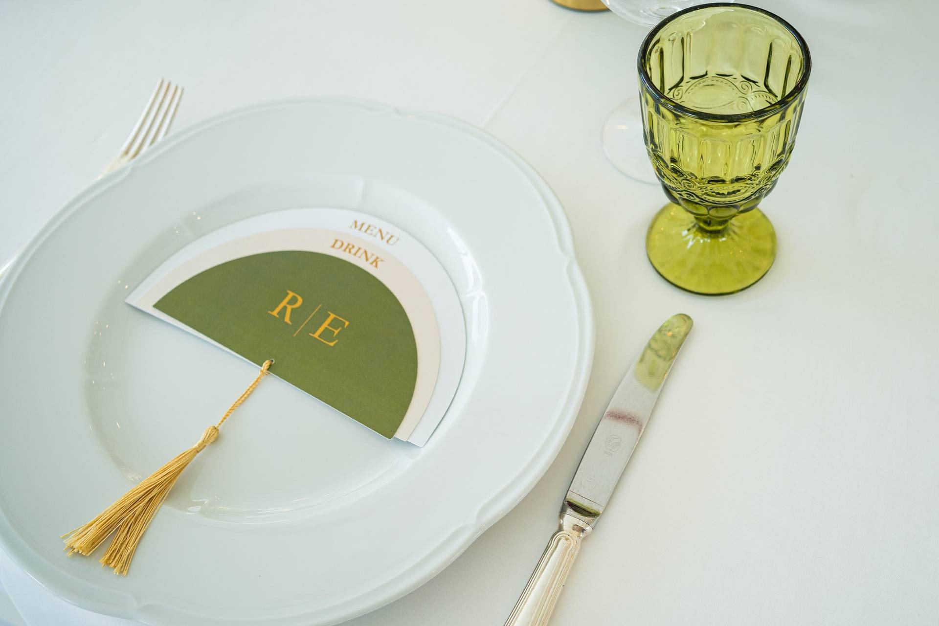 Menu a ventaglio verde con nappa dorata