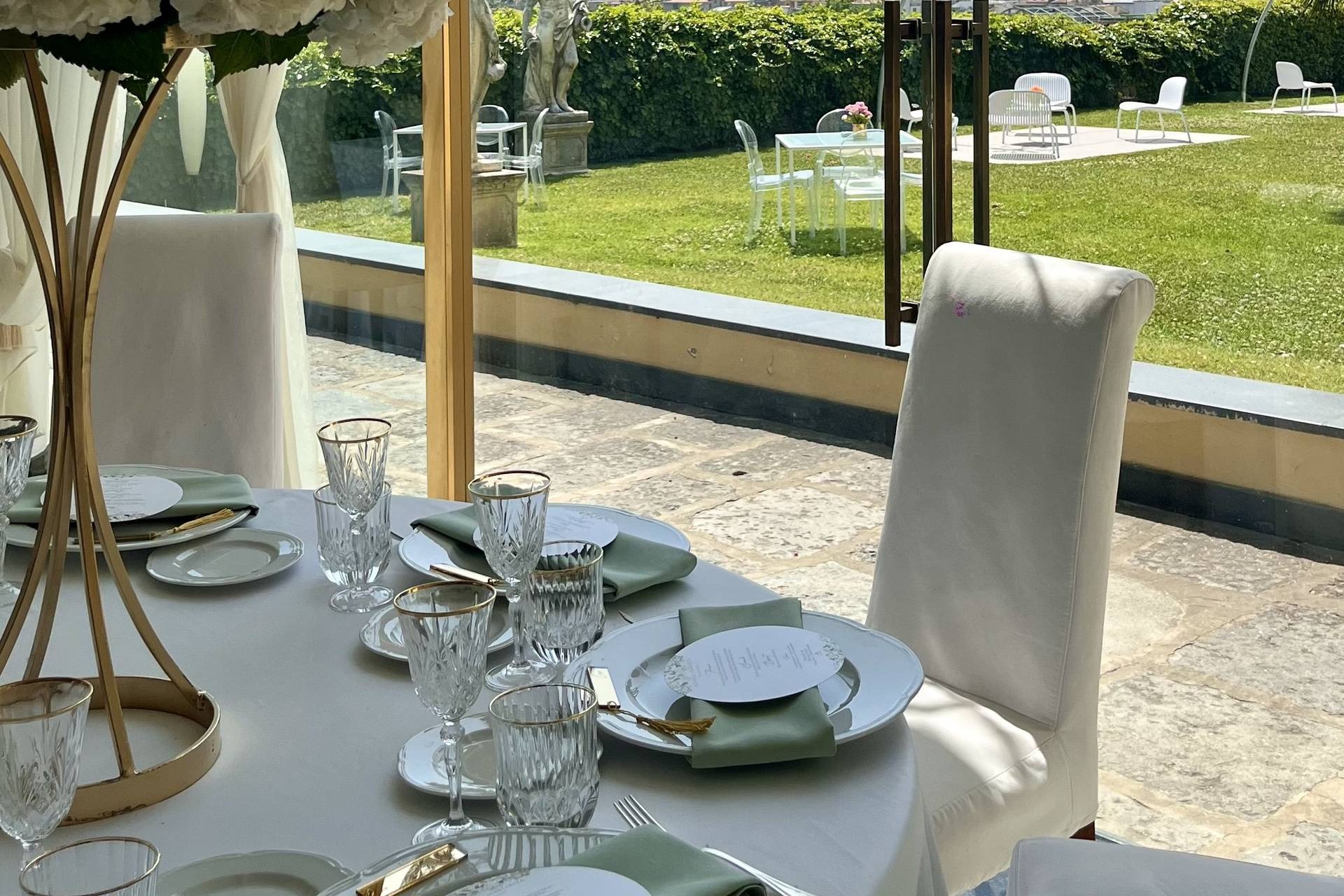 Mise en place con vista giardino