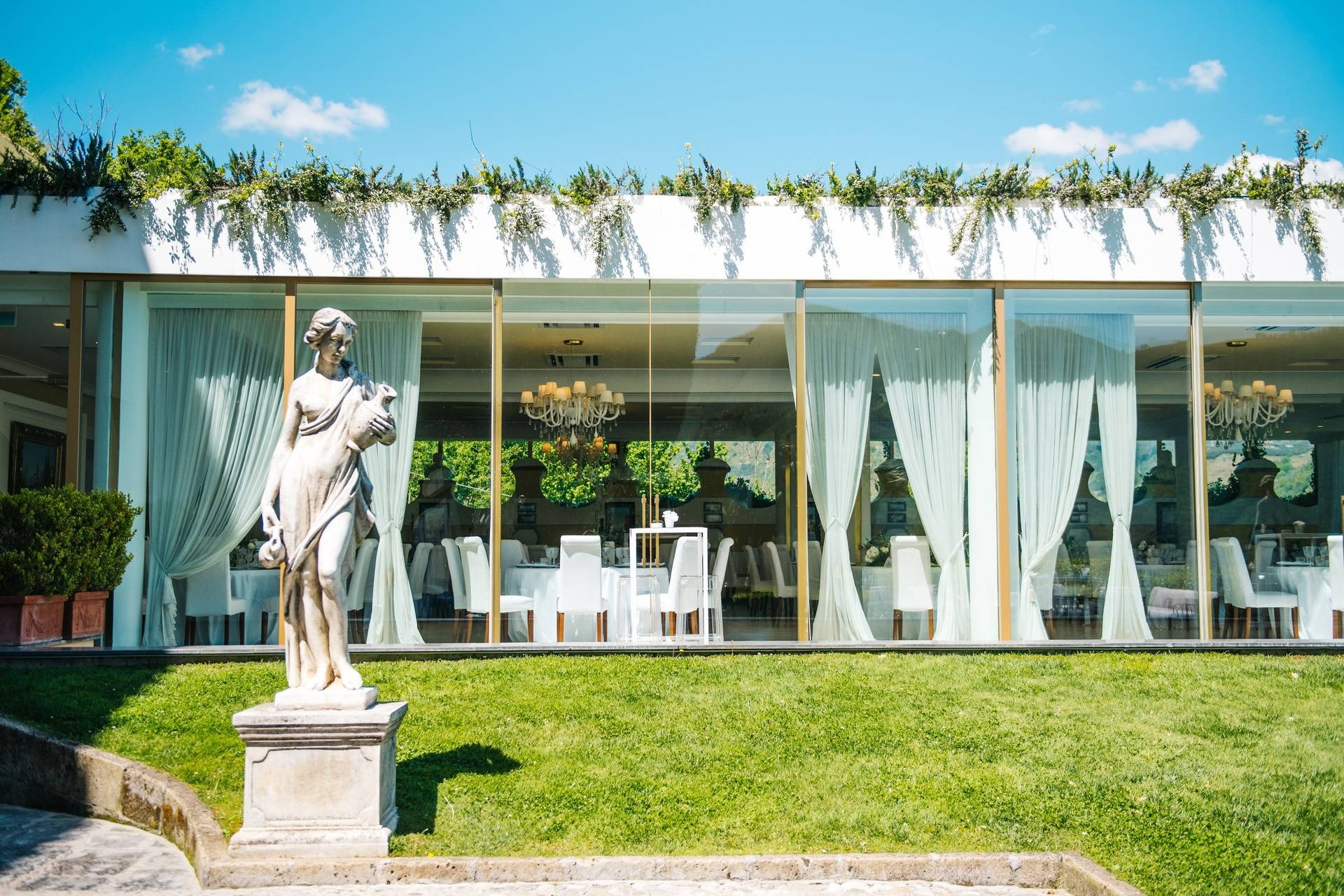 Facciata vetrata della Sala Scuderia con statua decorativa