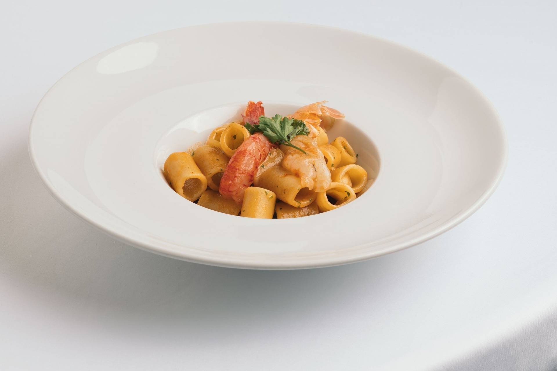 Tubetti in zuppa di pesce con crudo di crostacei