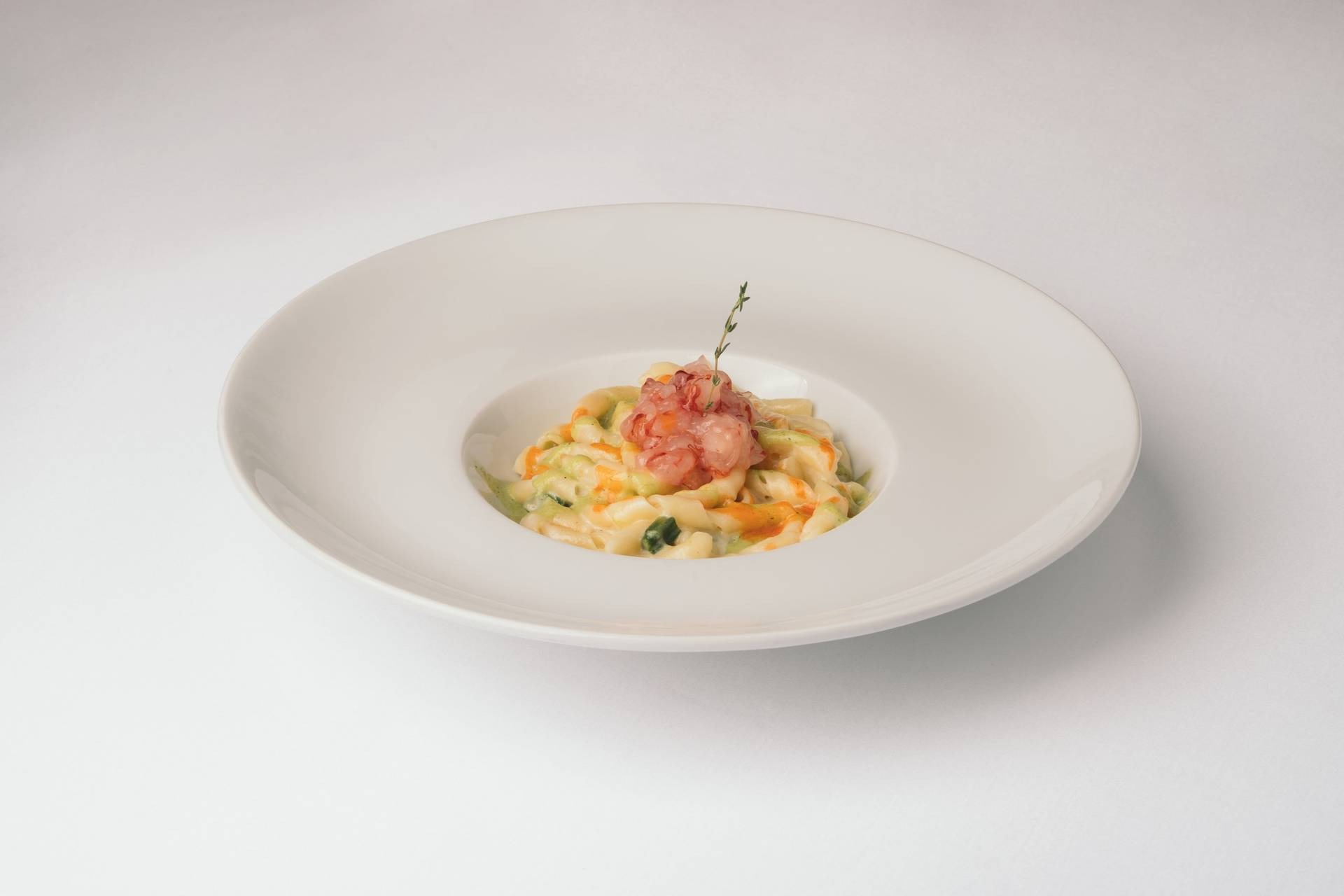 Fusilli avellinesi con fonduta di parmigiano e tartare di gamberi