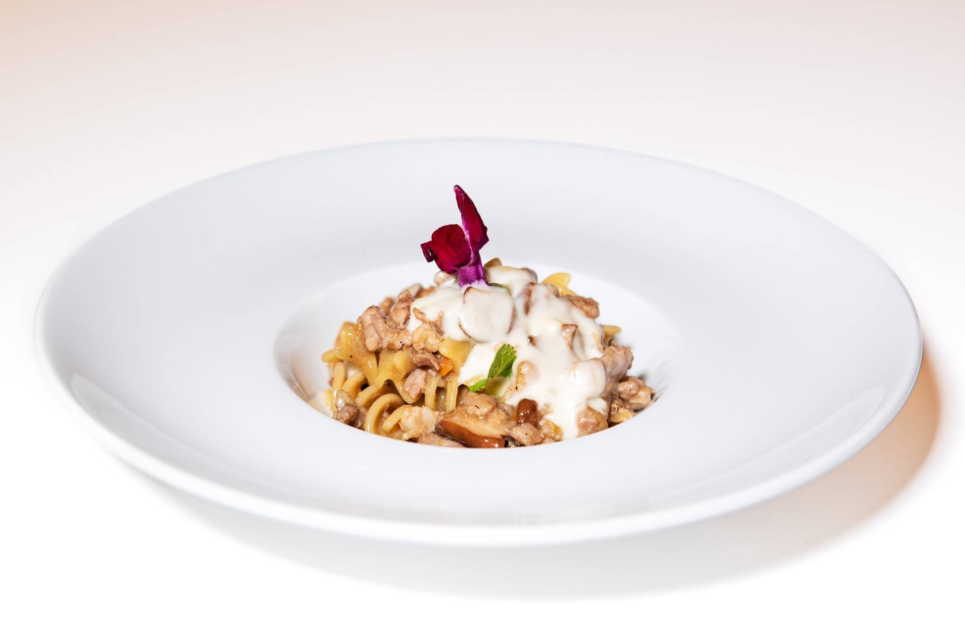 Fusilloni con porcini, ragù bianco di maialino e caciocavallo