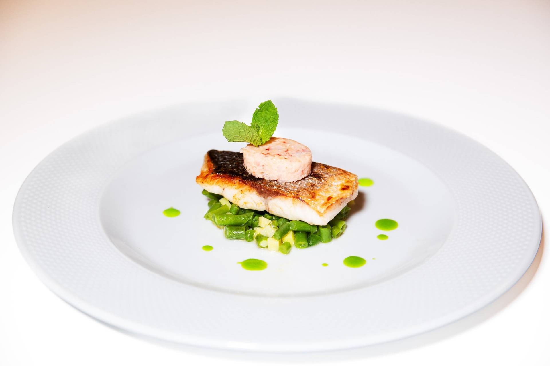 Trancio di spigola scottata con terrina di gamberi e insalatina