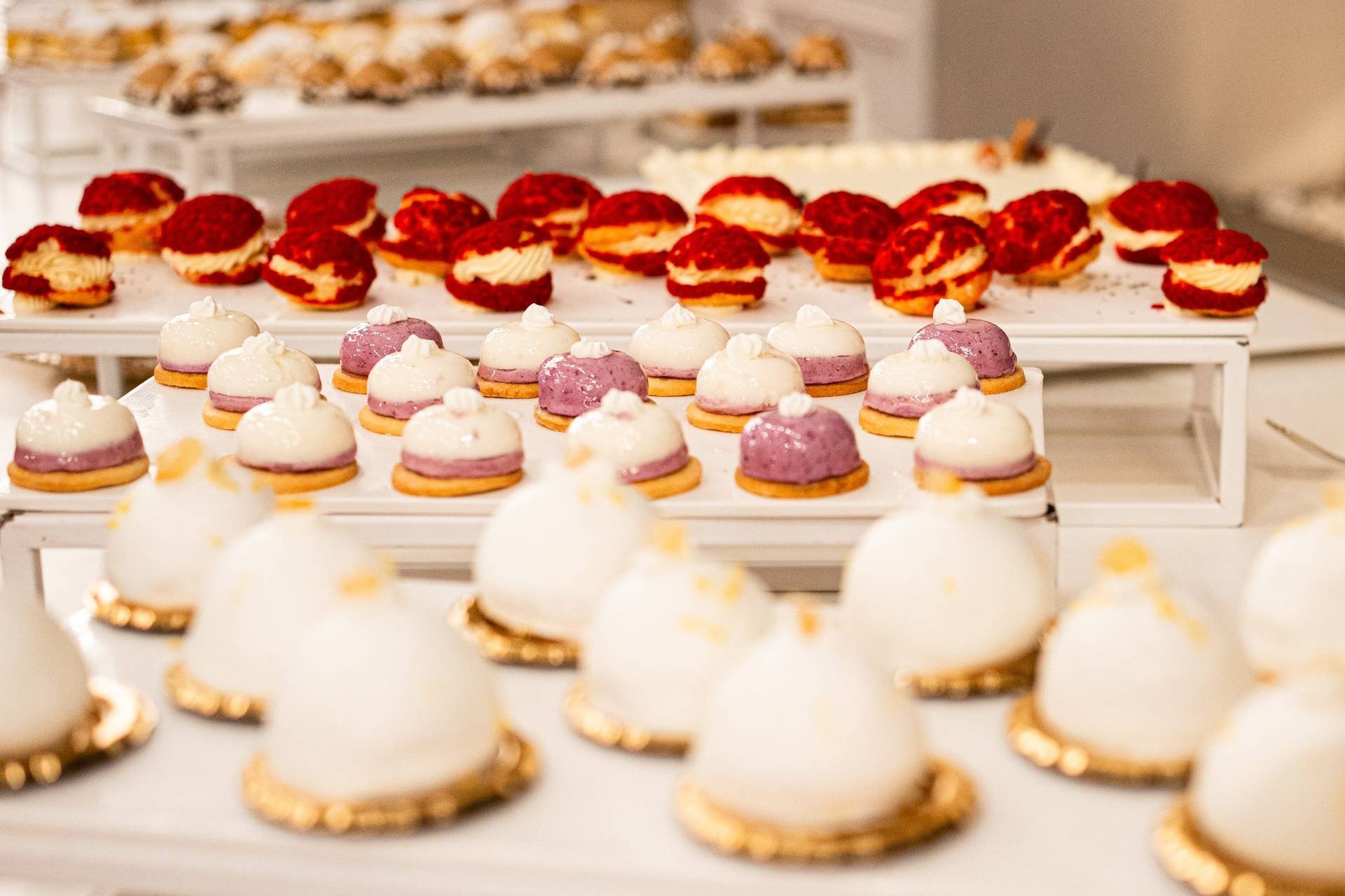 Dettaglio dessert artigianali sul buffet dolci