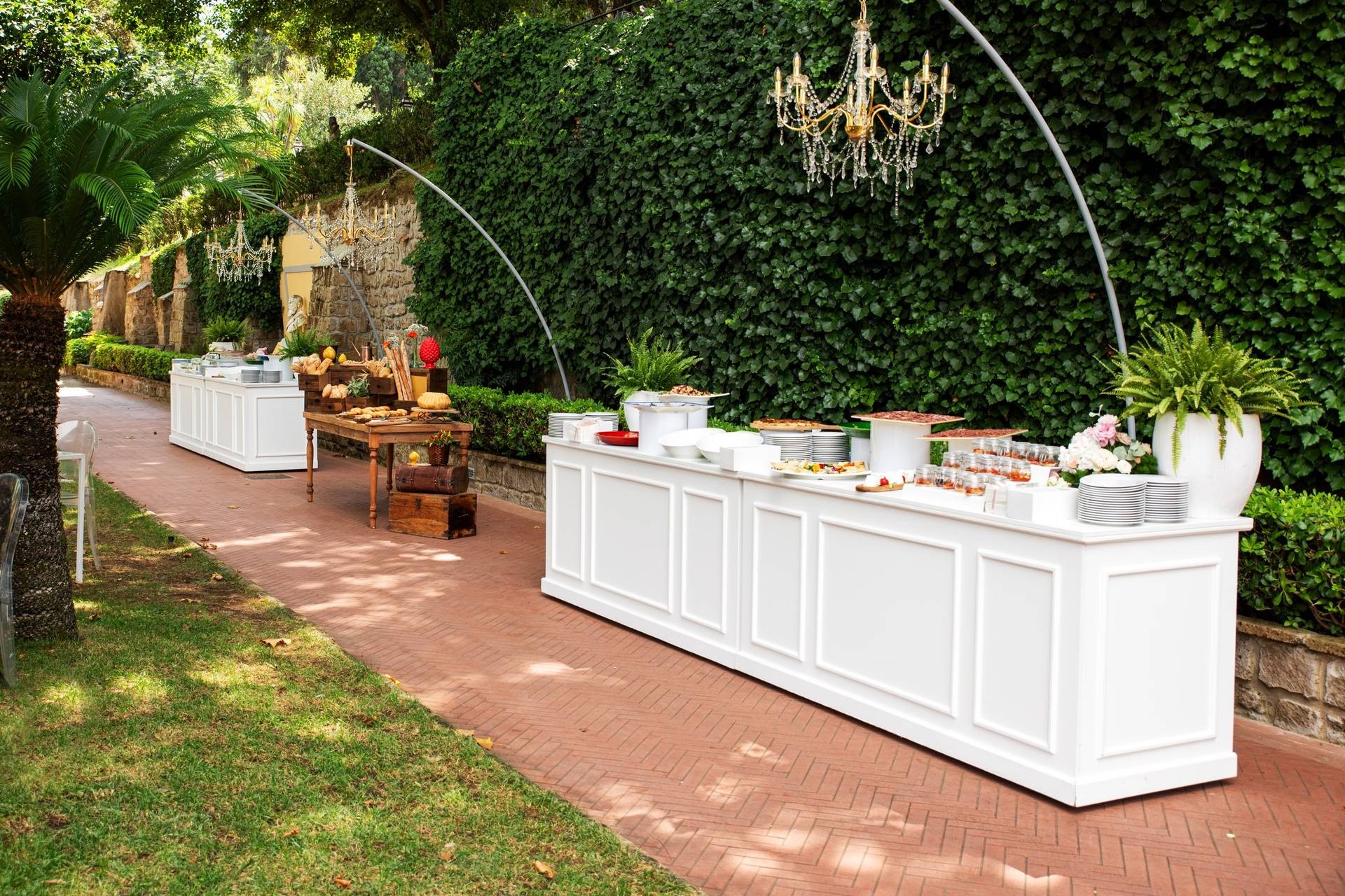 Isola buffet all'aperto nel viale del giardino