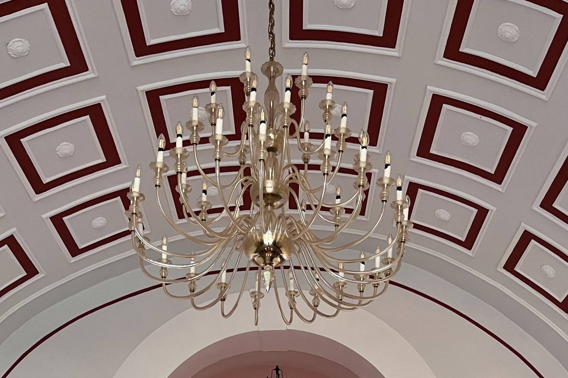 Lampadario in cristallo con soffitto a cassettoni rosso