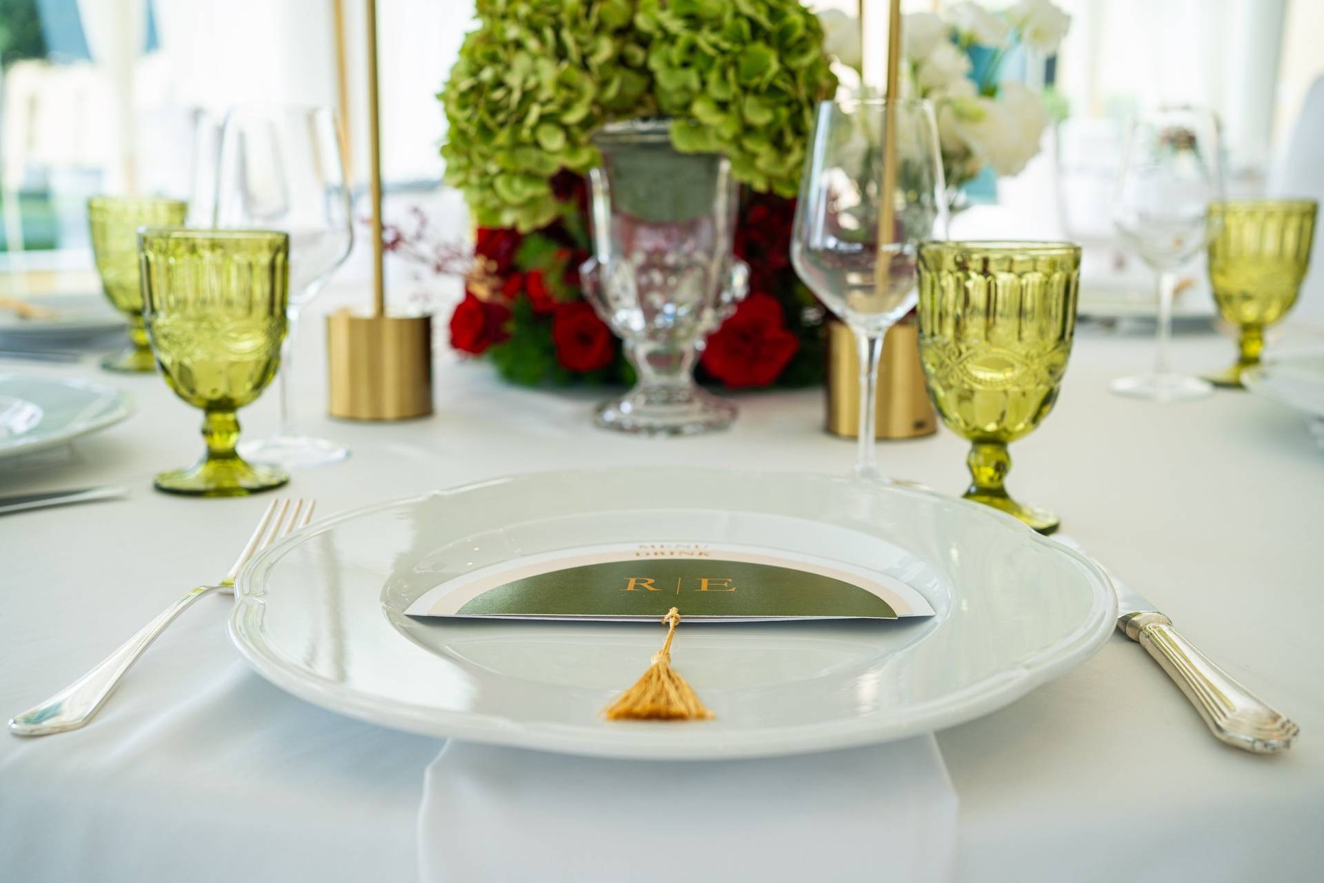 Mise en place con menu a ventaglio e bicchieri verdi