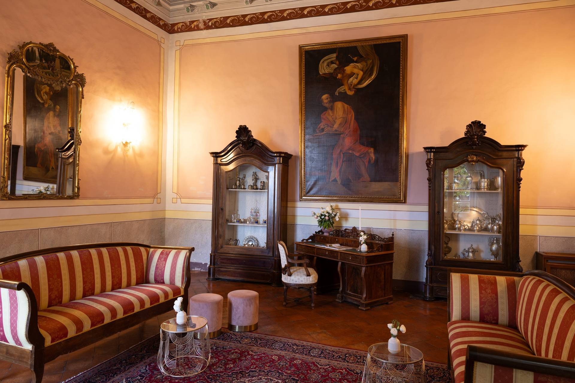 Sala con arredi d'antiquariato e quadri storici