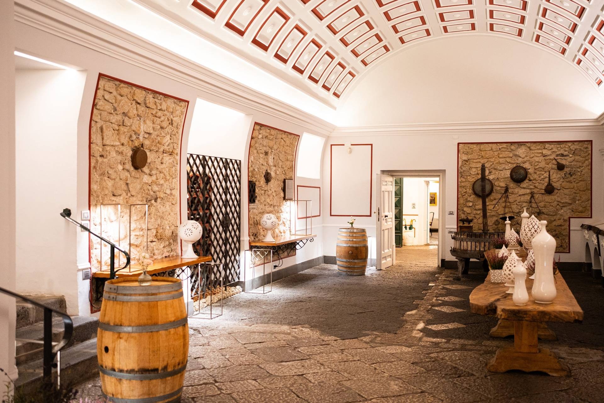 Sala botti nella cantina con pareti in pietra a vista