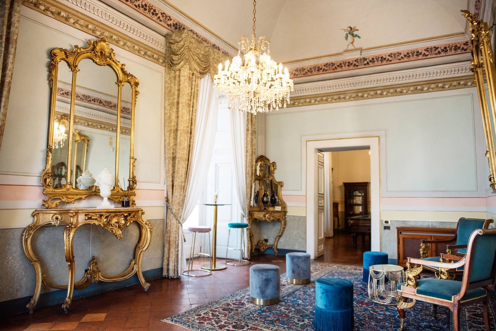 Salone nobiliare con poltrone in velluto e ottone