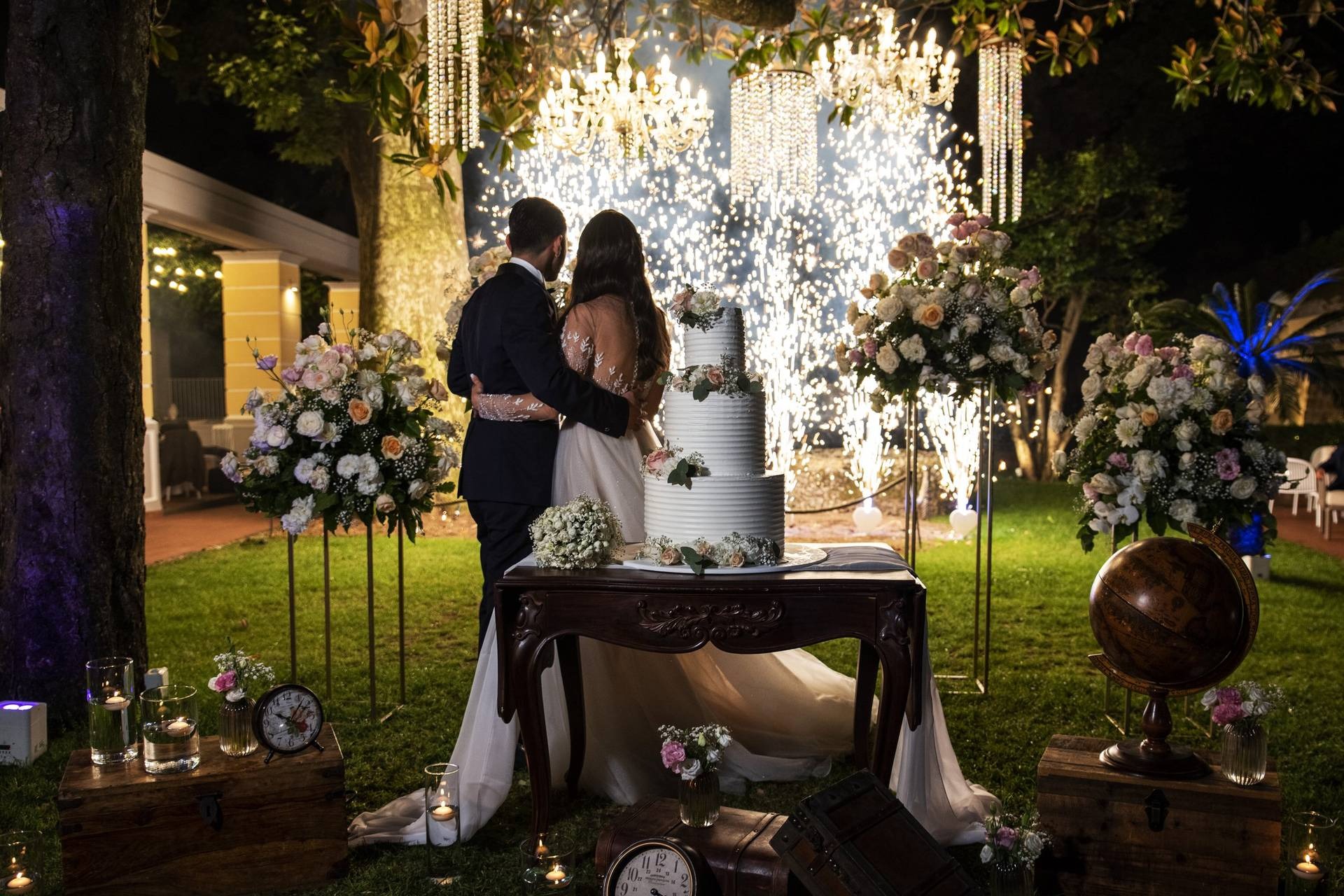 Taglio torta notturno con fontane luminose al Garden Glamour