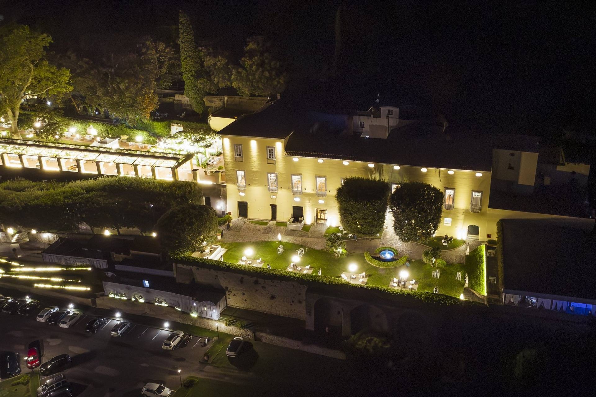 Villa Soglia illuminata di sera